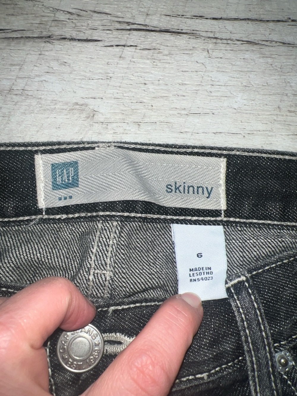 GAP Women's Straight-Leg Skinny Jeans in Washed Black - Picture 3 of 5